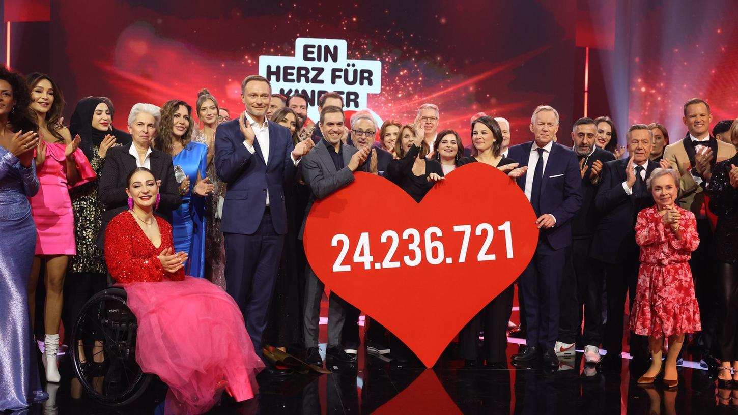 Mehr als 70 Stars aus Gesellschaft, Sport, Politik, Showbusiness und Social Media nahmen Spenden der Zuschauer entgegen. Mehr als 70 Stars aus Gesellschaft, Sport, Politik, Showbusiness und Social Media nahmen Spenden der Zuschauer entgegen.