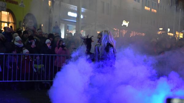 In Nebel und mystisches Licht gehüllt betritt der Erzähler das Areal.