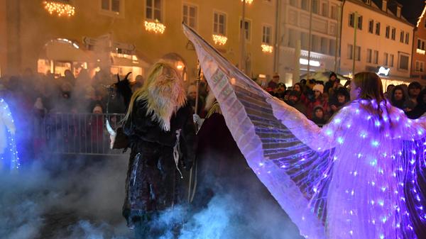 Der Nikolaus folgt mit seinen Engeln, die die guten Kinder belohnen.
