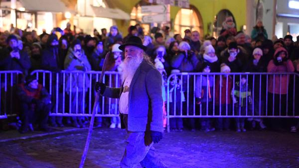 Auch der Opa kommt: Er mahnt seinen Enkel, dass es mehr gibt als Zocken am Tablet, was der ignoriert. Und als der Opa von guten und bösen Geistern spricht, lacht er noch - bis sie wirklich kommen.