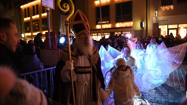 Der Nikolaus kommt mit seinen Engeln, die die guten Kinder belohnen.