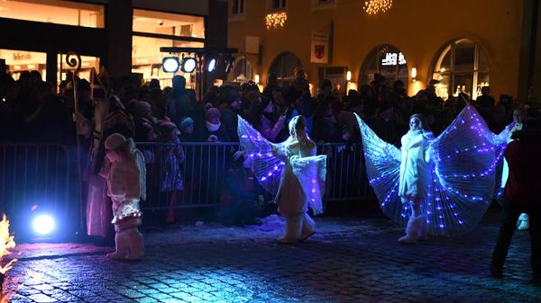 Der Nikolaus kommt mit seinen Engeln, die die guten Kinder belohnen.
