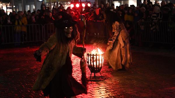 Es nahen auch die Hexen, um den Weg für die bösen Geistern frei zu machen.