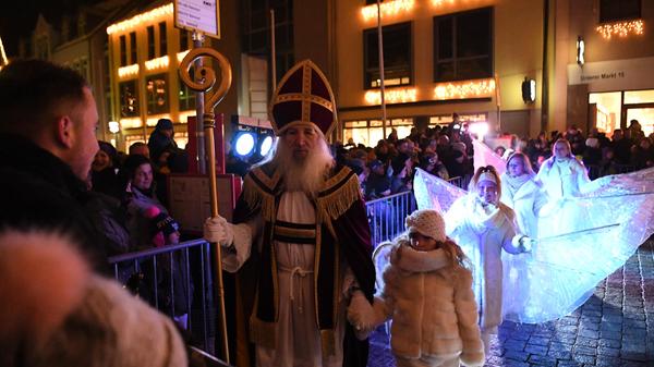 Der Nikolaus kommt mit seinen Engeln, die die guten Kinder belohnen.