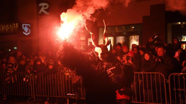 Da ist schon einer der Lackel: Ein Schlossteufel schwingt ein Bengalo.