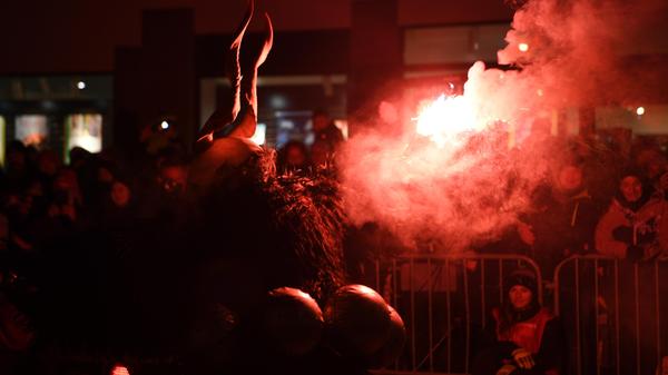 Da ist schon einer der Lackel: Ein Schlossteufel schwingt ein Bengalo.
