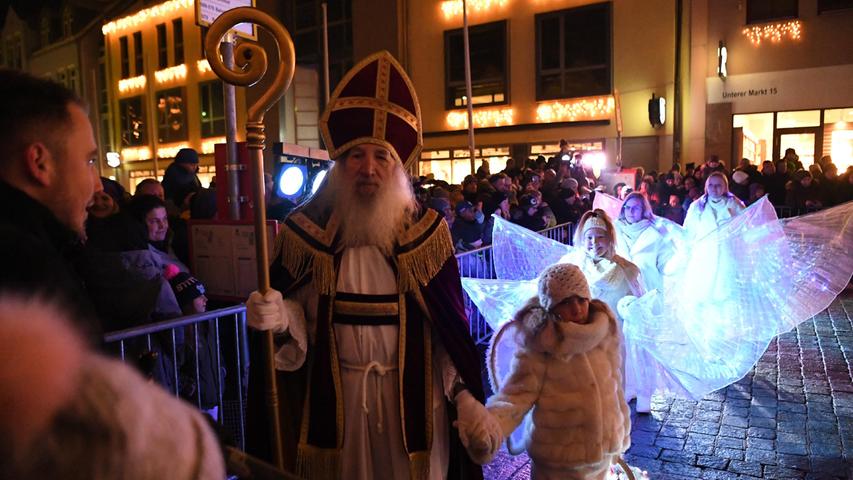 Der Nikolaus kommt mit seinen Engeln, die die guten Kinder belohnen.
