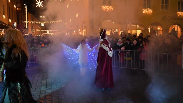 Der Nikolaus kommt mit seinen Engeln, die die guten Kinder belohnen.