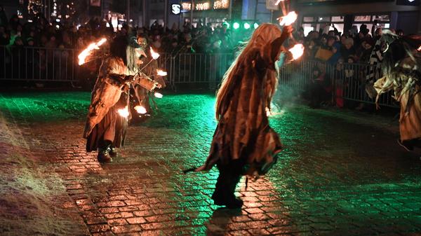 Die Hexen folgen dem Nikolaus und bereiten den Schlossteufeln den Weg.