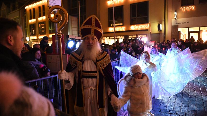 Der Nikolaus kommt mit seinen Engeln, die die guten Kinder belohnen.