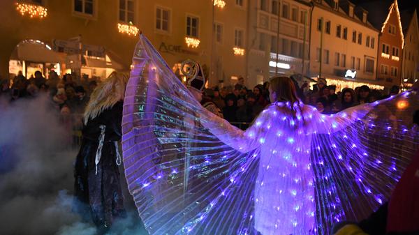 Der Nikolaus kommt mit seinen Engeln, die die guten Kinder belohnen.