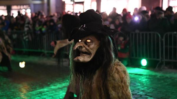 Die Hexen folgen dem Nikolaus und bereiten den Schlossteufeln den Weg.