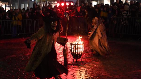 Die Hexen folgen dem Nikolaus und bereiten den Schlossteufeln den Weg.