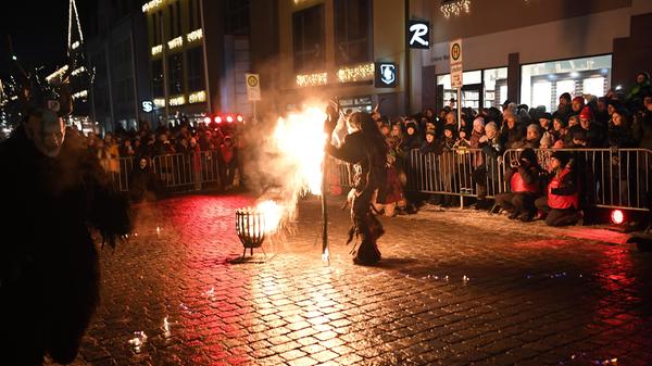Wilder Feuerzauber auf dem Marktplatz in Neumarkt.