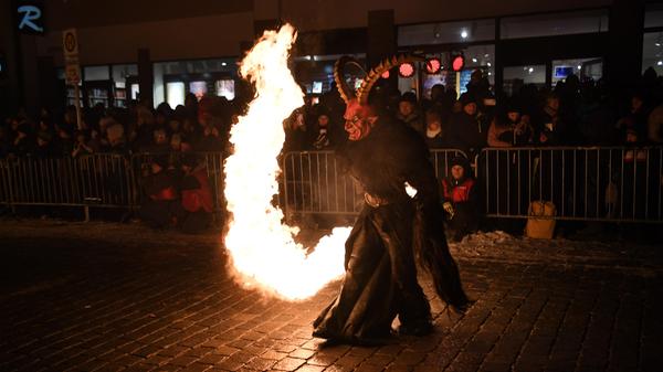 Wilder Feuerzauber auf dem Marktplatz in Neumarkt.