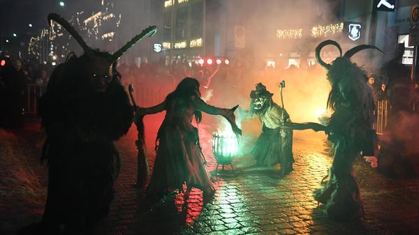Wilder Feuerzauber auf dem Marktplatz in Neumarkt.
