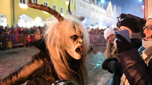 Is was? Da zucken die Zuschauer zurück, wenn die Schlossteufel auf Tuchfühlung gehen.