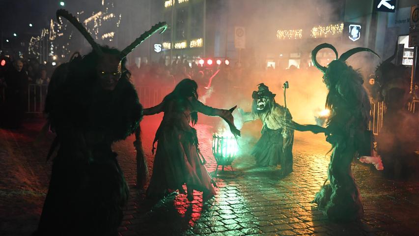 Die Hexen tanzen um ihren Feuerkorb.