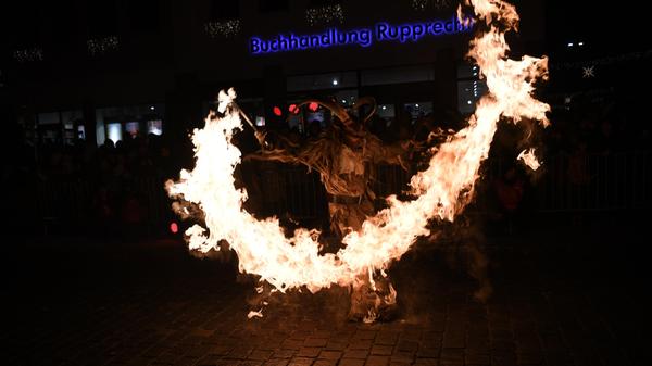 Wilder Feuerzauber auf dem Marktplatz in Neumarkt.