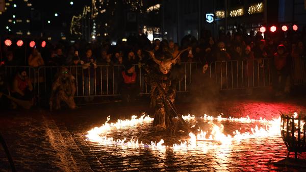 Wilder Feuerzauber auf dem Marktplatz in Neumarkt: Betrete nicht den Kreis - sonst wird Dir heiß.