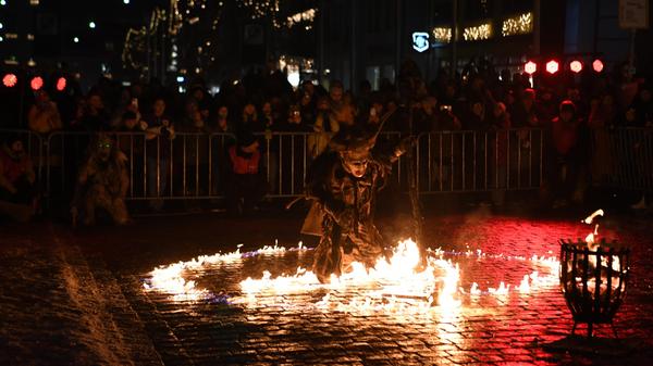 Wilder Feuerzauber auf dem Marktplatz in Neumarkt.