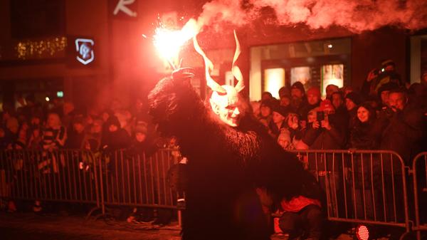 Wilder Feuerzauber auf dem Marktplatz in Neumarkt.