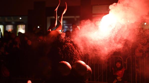 Mit wildem Schellengerassel und feurigen Bengalos zogen die Perchten ihre Runden.