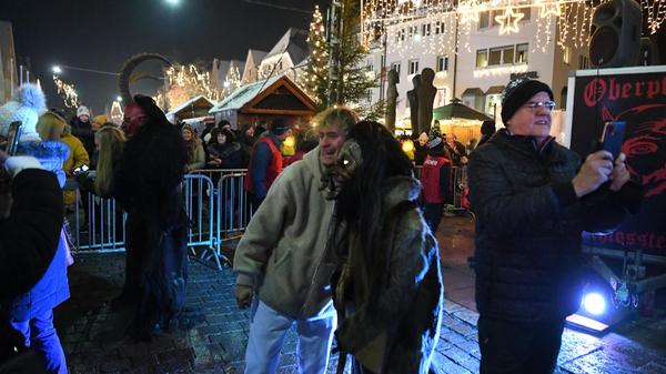 Nach der Schau zückten die Zuschauer ihre Handys und gingen auf Motivjagd.