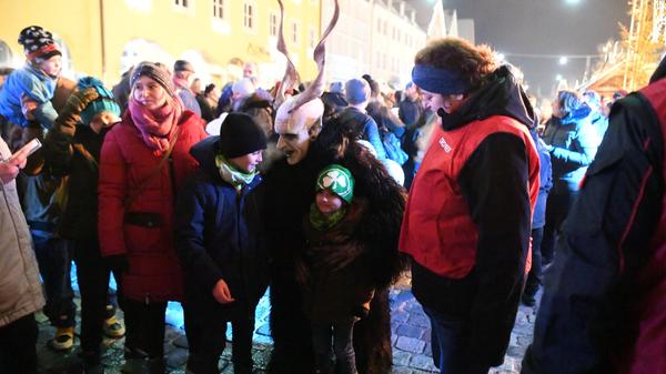 Dabei lassen sie sich gerne mit Kindern ablichten.