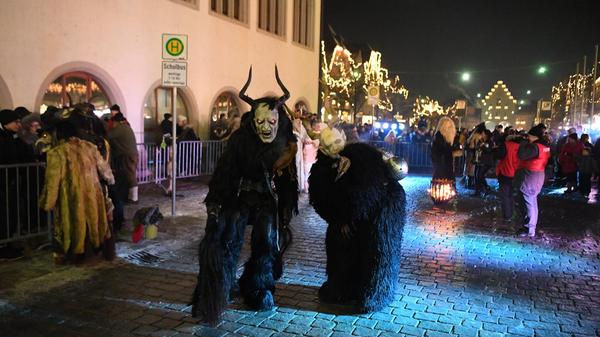Die Frage, Süßes oder Saures erledigt sich bei den beiden Burschen von alleine.