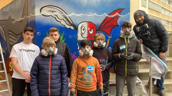 Unterwasserwelt statt graue Außenwand: Graffiti-Kunst an der Gunzenhäuser Stephani-Schule
