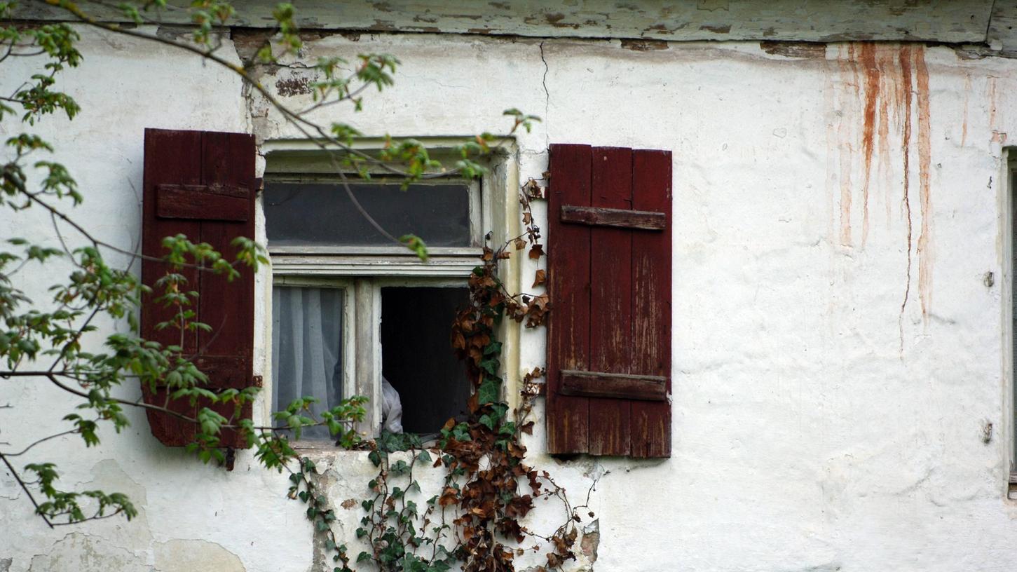 In Franken finden sich in vielen Orten noch sanierungsbedürftige Anwesen, in denen vor allem ältere Menschen unter ärmlichen Bedingungen leben.  
