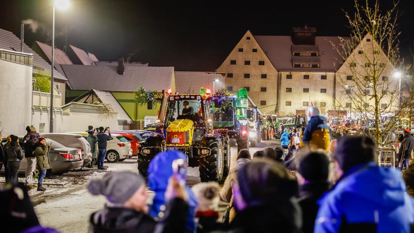Die Traktoren fuhren außerdem an Altenheimen im Landkreis vorbei, um den Seniorinnen und Senioren eine Freude am vierten Advent zu machen.