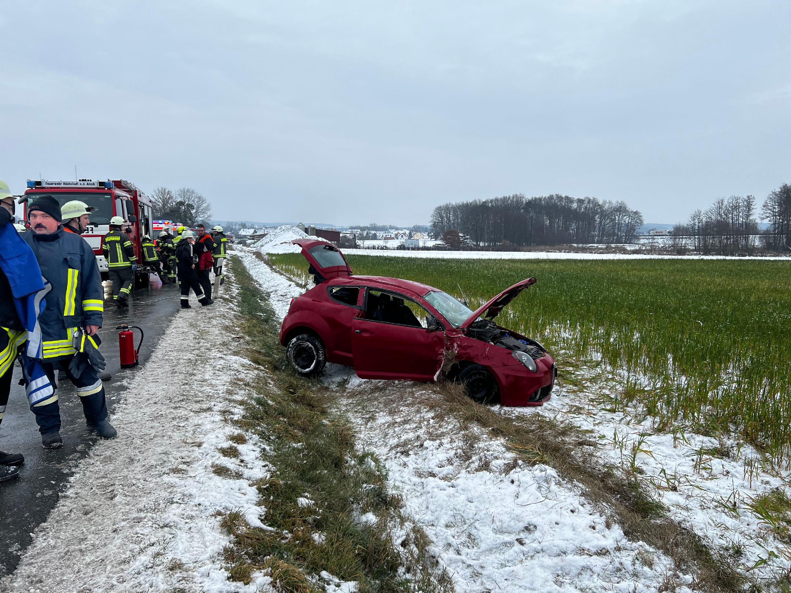 Durch Glatteis: Frau kommt von Straße ab und landet in Acker