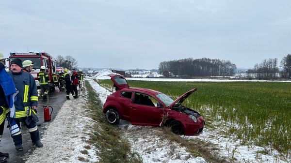 Durch Glatteis: Frau kommt von Straße ab und landet in Acker