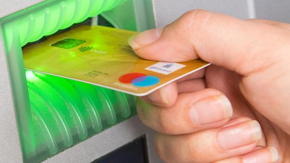 Zerstreut am Geldautomaten: Was passiert, wenn man die Scheine vergisst?