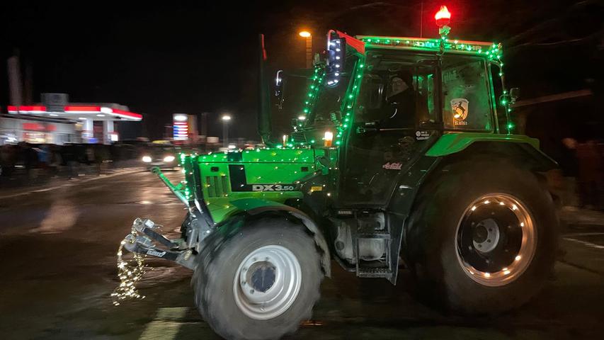 Weihnachtliche Parade: 40 bunt geschmückte Traktoren rollen durch Bad Windsheim