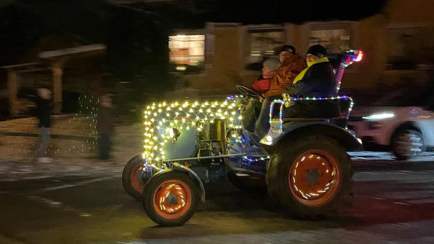 Weihnachtliche Parade: 40 bunt geschmückte Traktoren rollen durch Bad Windsheim