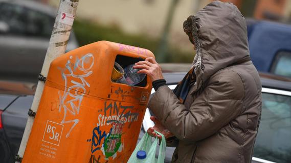 "Täglicher Kampf auf den Straßen ums Flaschenpfand": Nürnbergerin muss so ihre Rente aufbessern