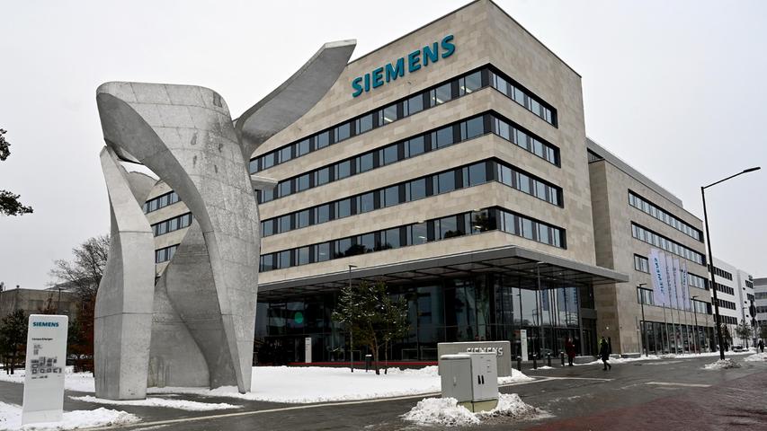 Das neue Siemens-Empfangsgebäude an der Siemenspromenade, gleich bei dem Kunstwerk "The Wings" von Daniel Libeskind. 