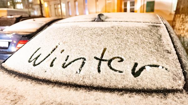 Schnee in Berlin DEU, Deutschland, Berlin: Schnee liegt bei Temperaturen um den Gefrierpunkt auf der Windschutzscheibe