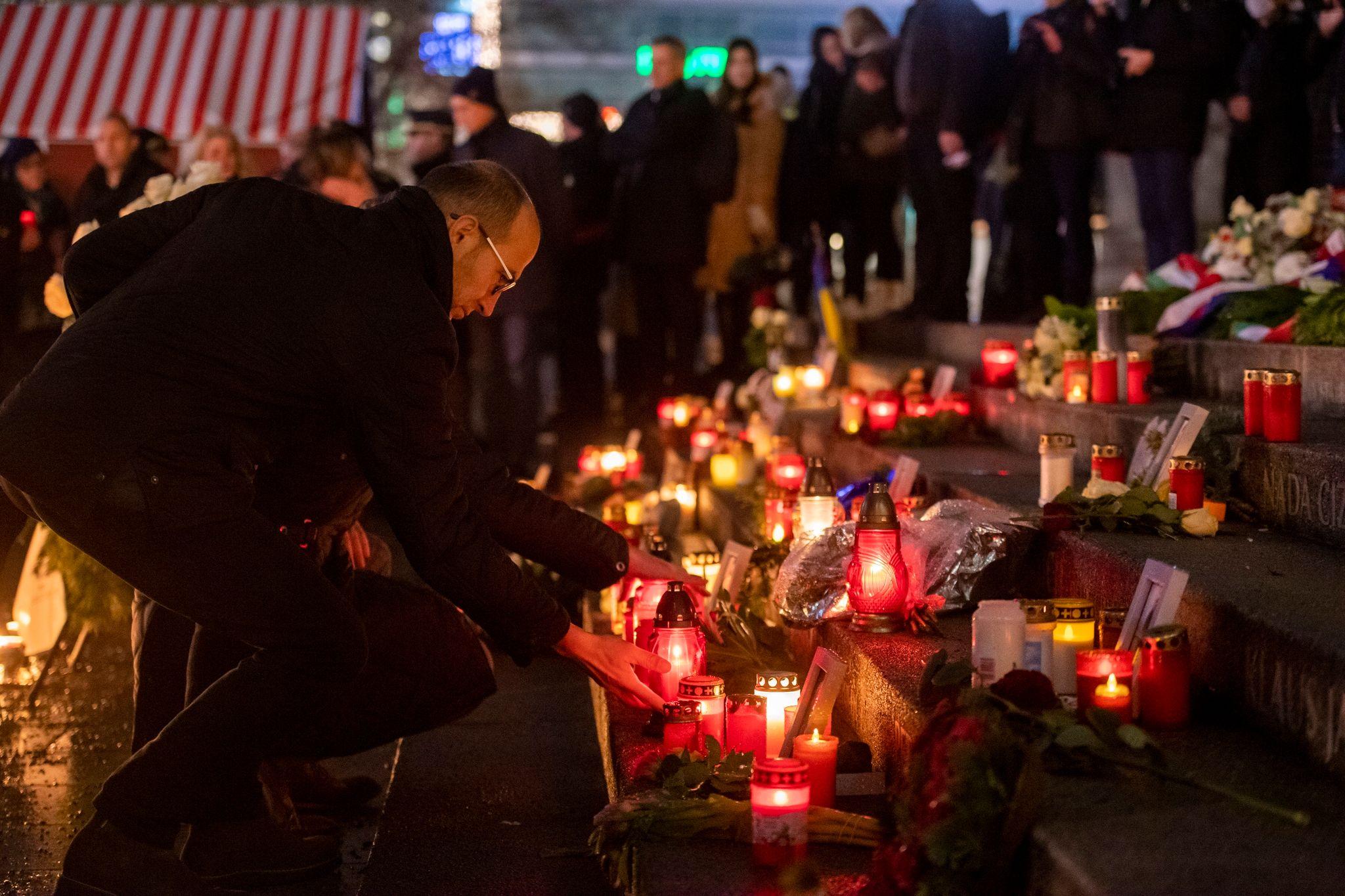 Glocken Und Weiße Rosen Erinnern An Opfer Von Terroranschlag | Nordbayern