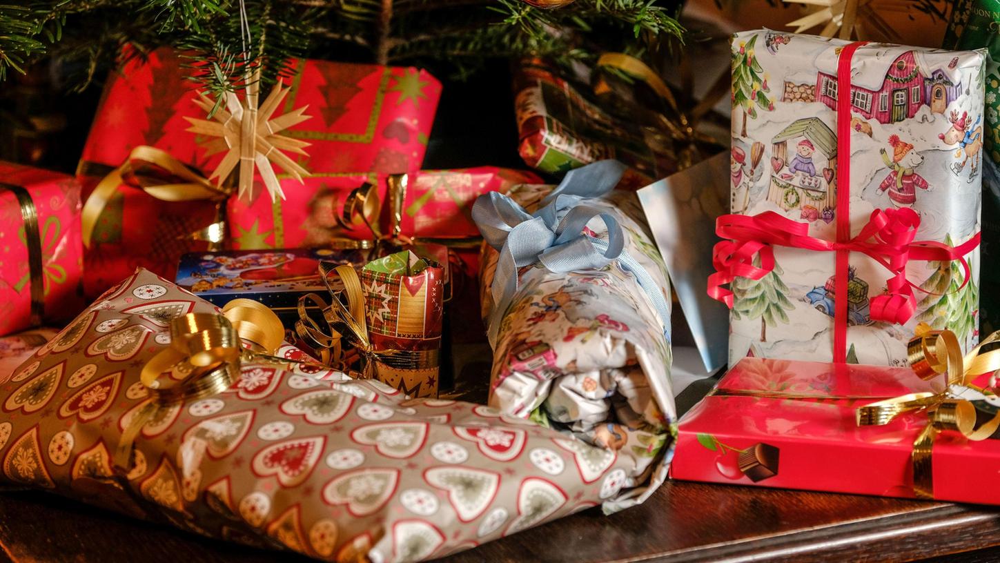 Weihnachtsgeschenke unterm Baum lösen nicht nur bei den Beschenkten etwas aus, sondern auch bei den Schenkenden.