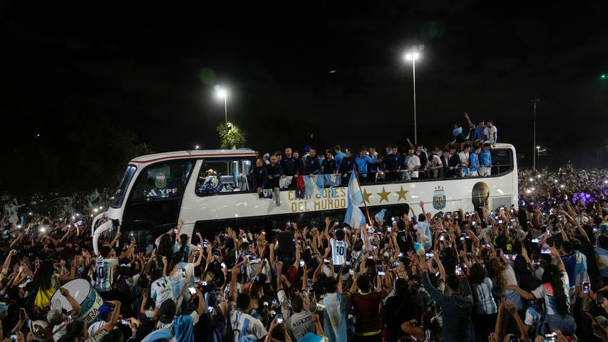 Nichts geht mehr: Seit dem Gewinn der Fußball-Weltmeisterschaft Sonntagabend steht ganz Argentinien Kopf. Um die Helden gebührend in Empfang nehmen zu können, rief die Regierung einen eigenen Nationalfeiertag aus. Das Ergebnis: Über...