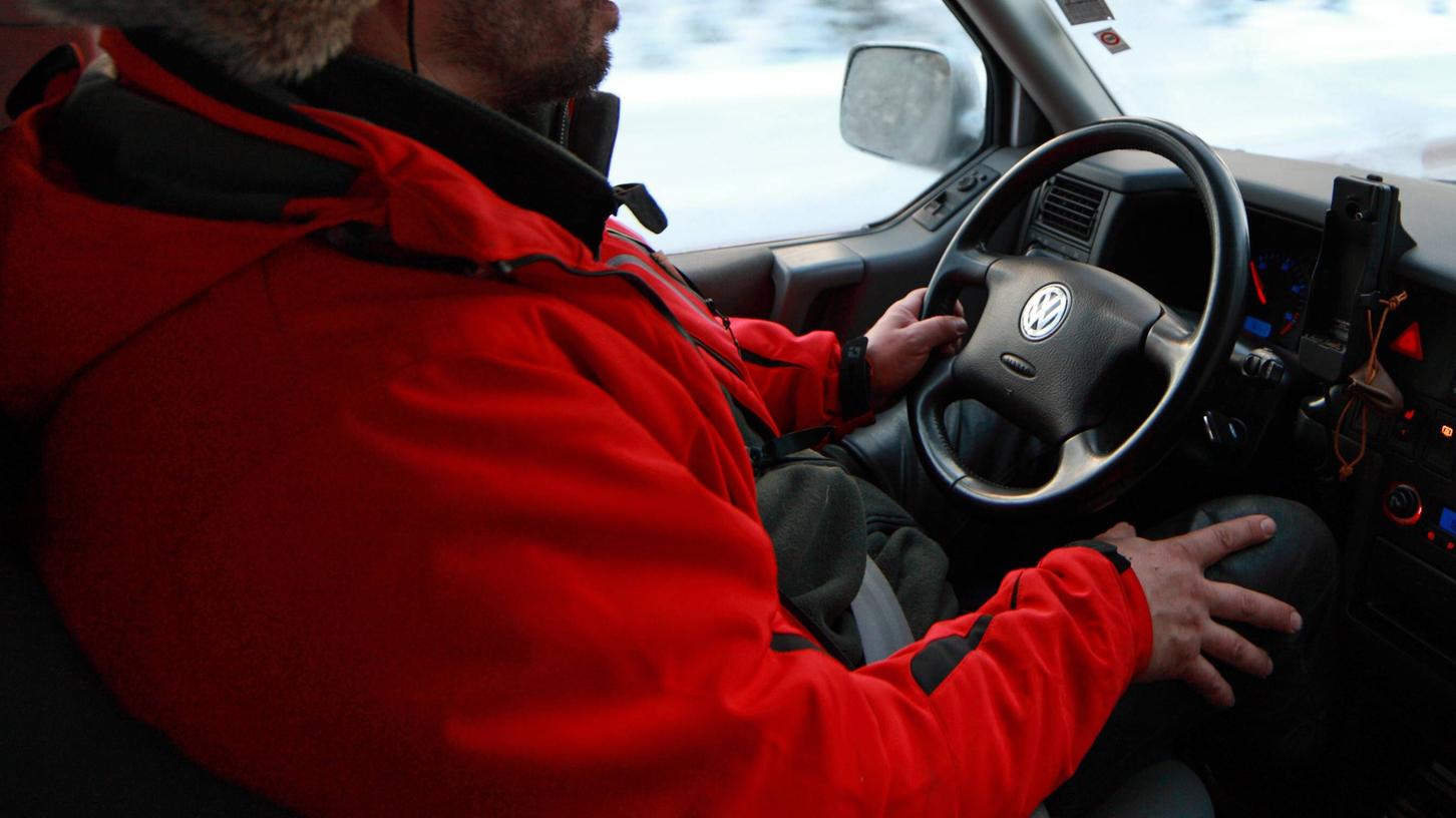 Auch bei winterlichen Temperaturen sollte man auf die Winterjacke im Auto verzichten.