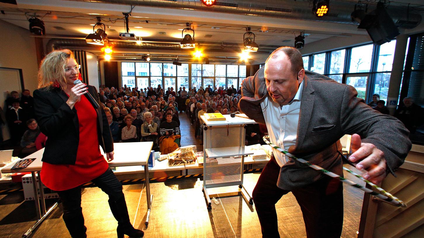 Auch Nürnbergs dritter Bürgermeister Christian Vogel stand beim "Markt der langen G'sichter" schon als Auktionator auf der Bühne. Auch Nürnbergs dritter Bürgermeister Christian Vogel stand beim "Markt der langen G'sichter" schon als Auktionator auf der Bühne.