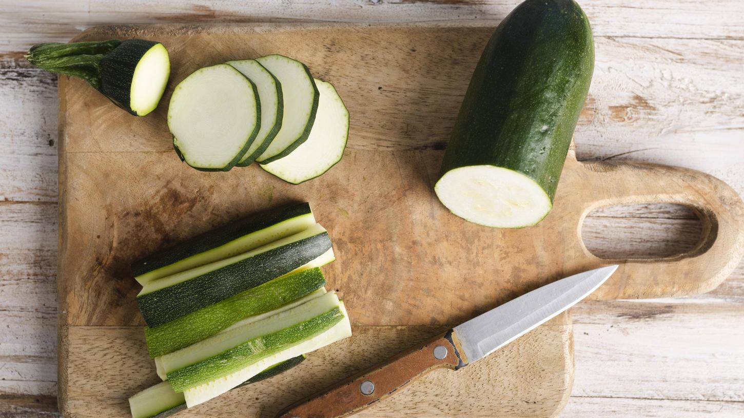 In unserem Beitrag finden Sie 6 Methoden, um Zucchini schnell und einfach einzufrieren.