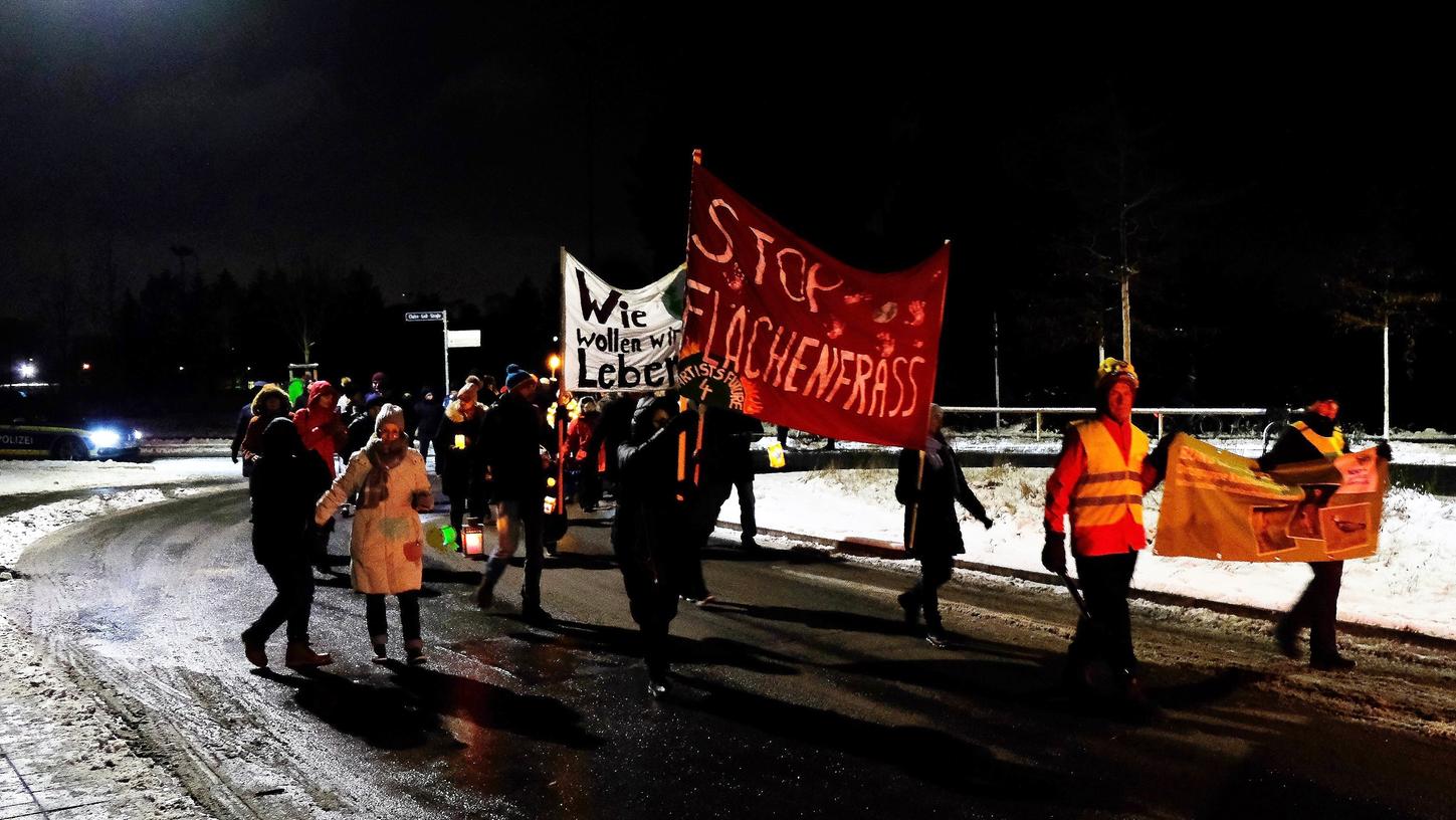 Die Demonstration auf ihrem Weg entlang der Forchheimer Straße.