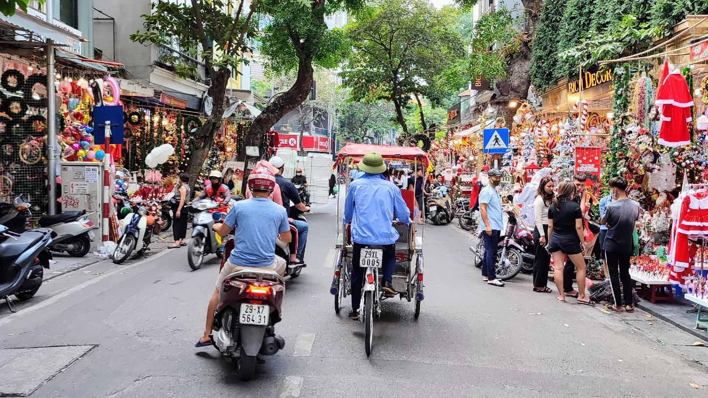 Elektromotoren, Särge, Stoffe, Kinderkleidung oder blinkend-buntes Weihnachts-Chichi: Die Gewerke sind in Hanois Altstadt noch aus der Zeit der Zünfte nach bestimmten Gewerken und Themen sortiert. 
