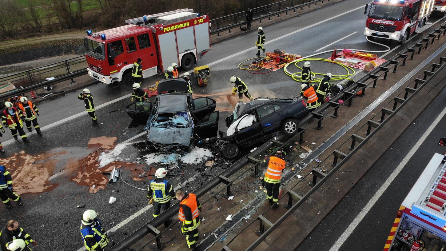 Rettungskräfte am Ort des schweren Unfalls auf der A38 bei Leinefelde-Worbis. Rettungskräfte am Ort des schweren Unfalls auf der A38 bei Leinefelde-Worbis.